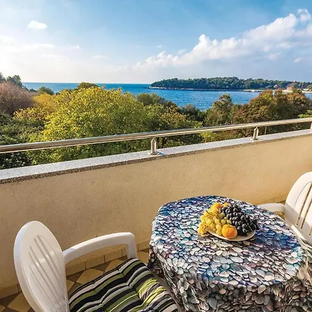 1 Bedroom Stunning In Lägenhet Pula