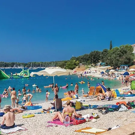 1 Bedroom Stunning In Lägenhet Pula