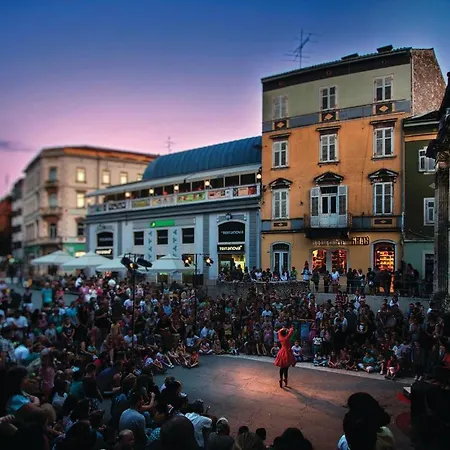 1 Bedroom Stunning In Апартаменти *