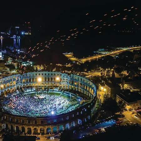 1 Bedroom Stunning In Апартаменти *