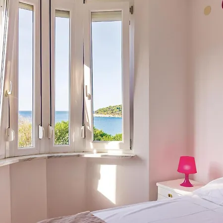 1 Bedroom Stunning In פולה