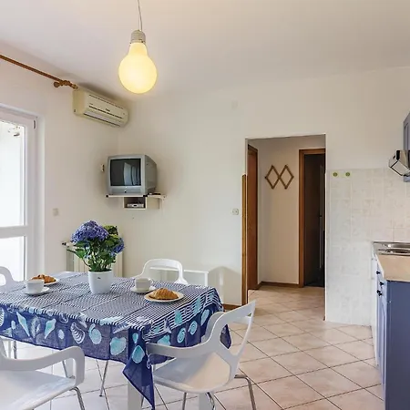 1 Bedroom Stunning In דירה *