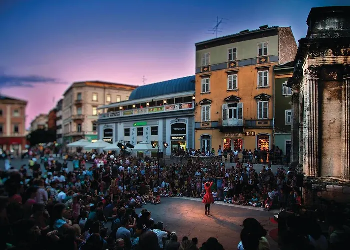 1 Bedroom Stunning In דירה *