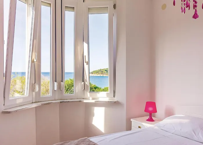 1 Bedroom Stunning In פולה